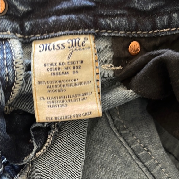 Stylish Blue Jeans with Patterned Pockets - Picture 3 of 5